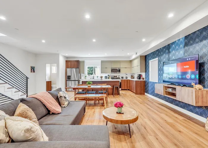 Luxurious Townhome W/3 Master Suites Gated Parking