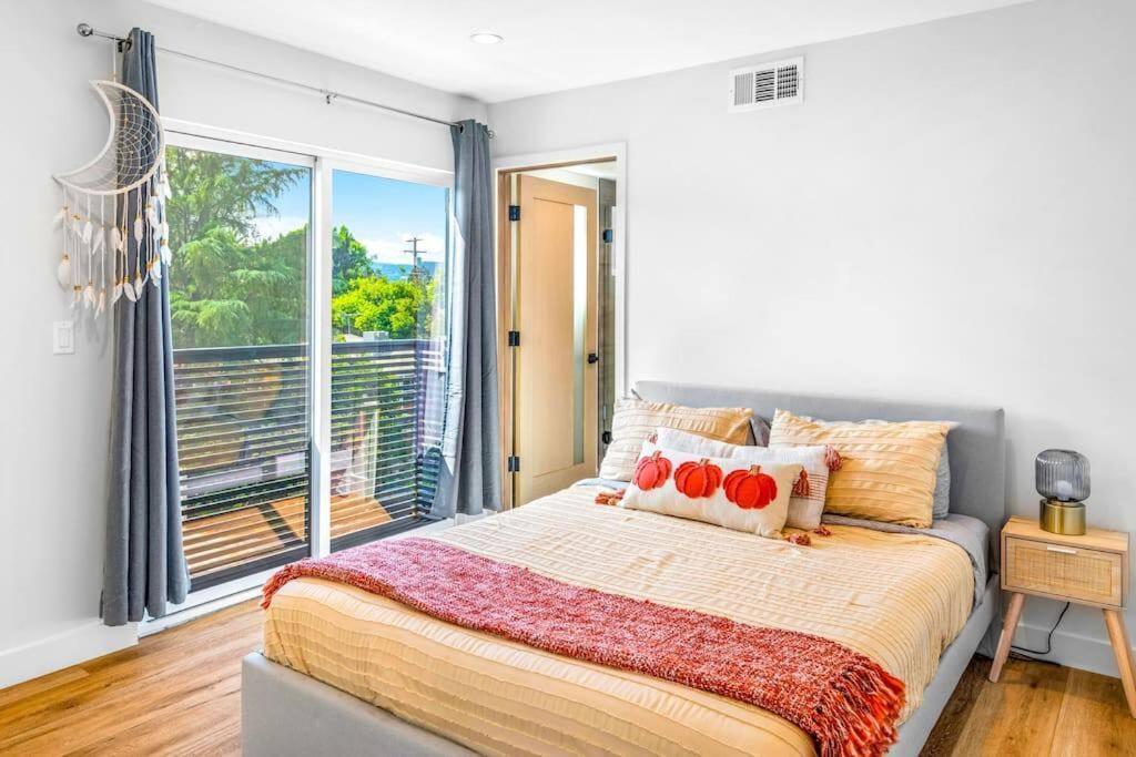 Luxurious Townhome W/3 Master Gated Parking Сasa de vacaciones
