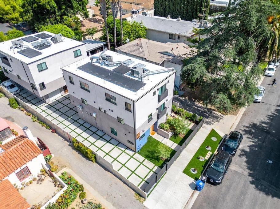 Сasa de vacaciones Luxurious Townhome W/3 Master Gated Parking *