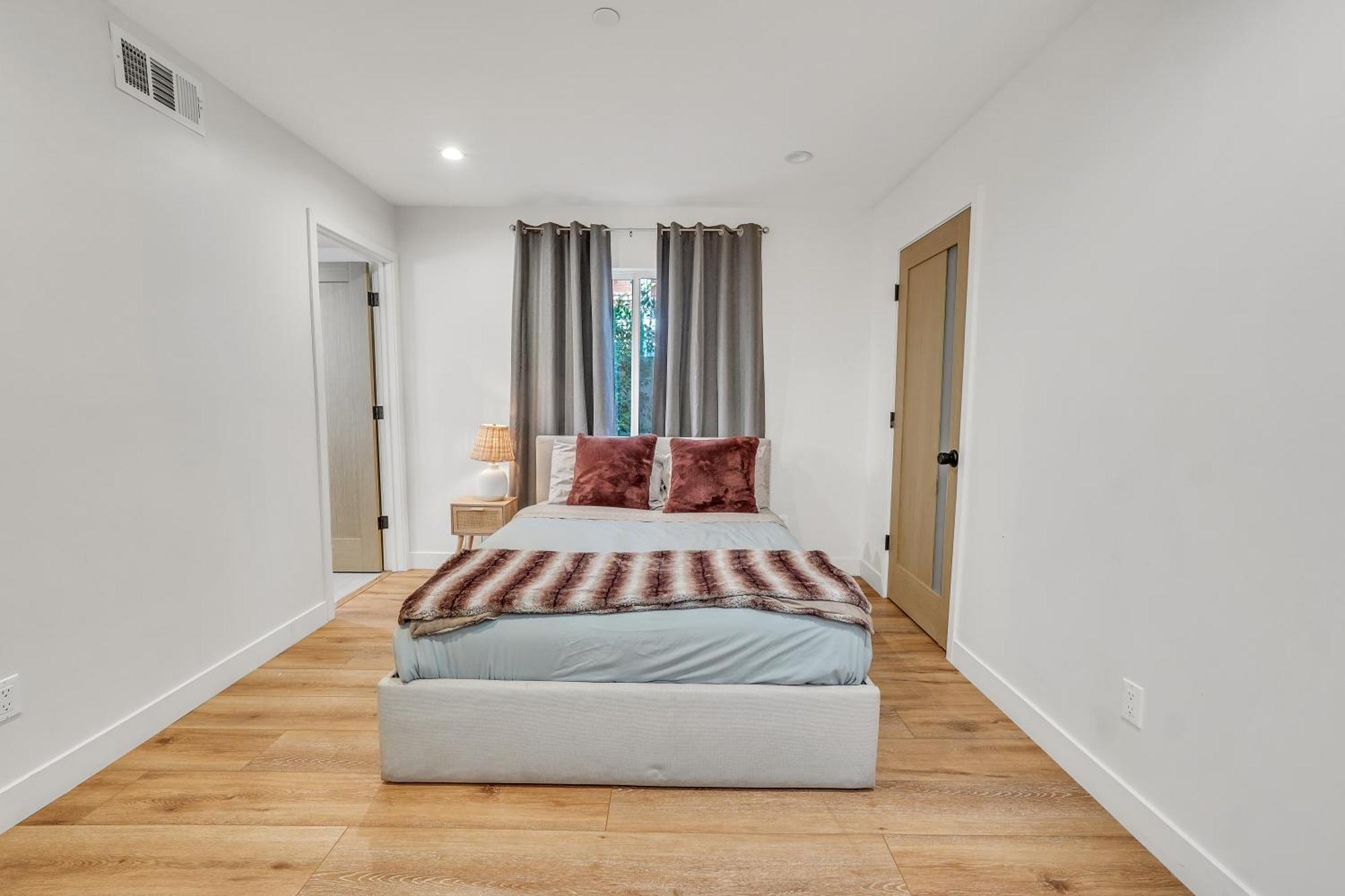 Сasa de vacaciones Luxurious Townhome W/3 Master Gated Parking