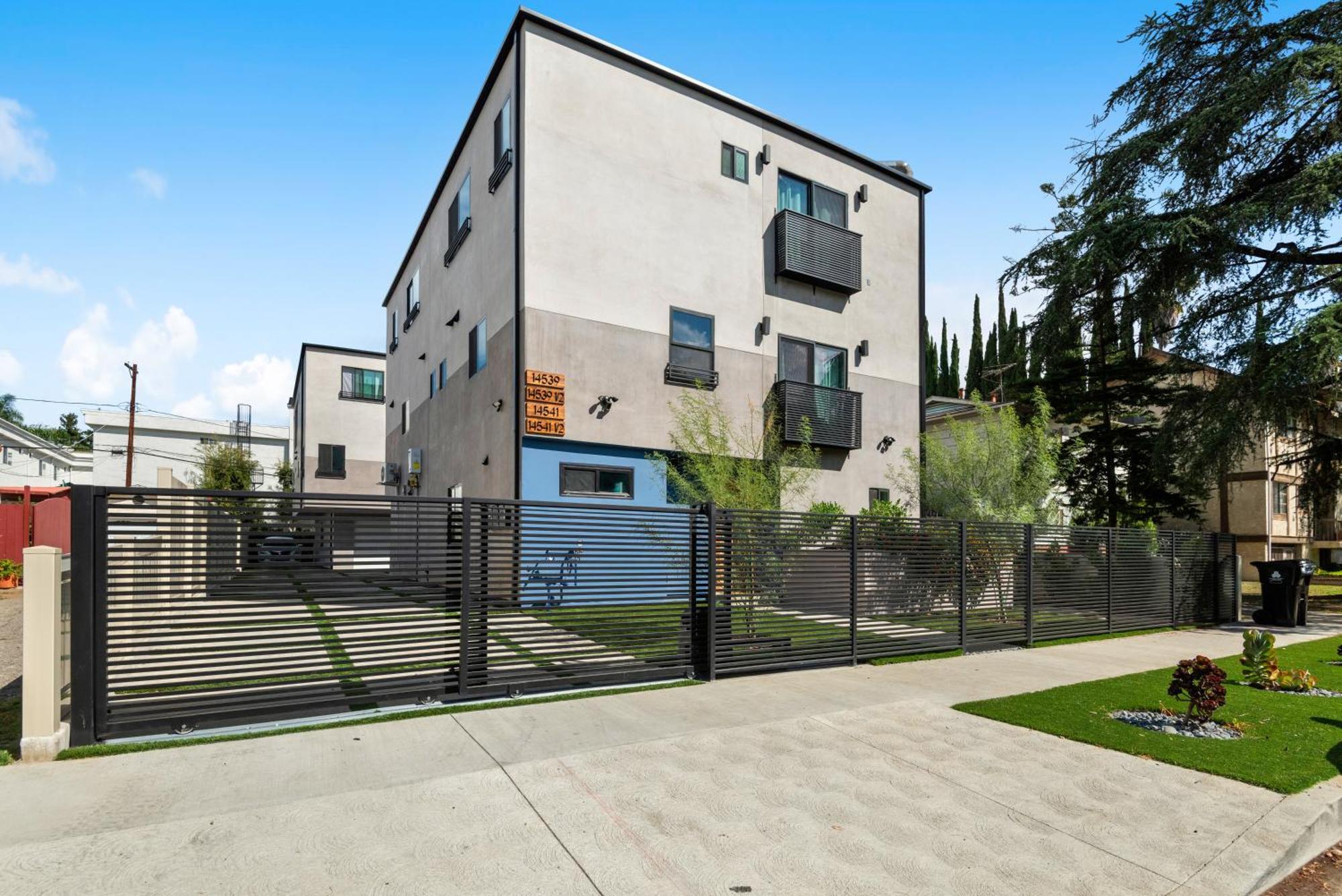 Holiday home Luxurious Townhome W/3 Master Gated Parking