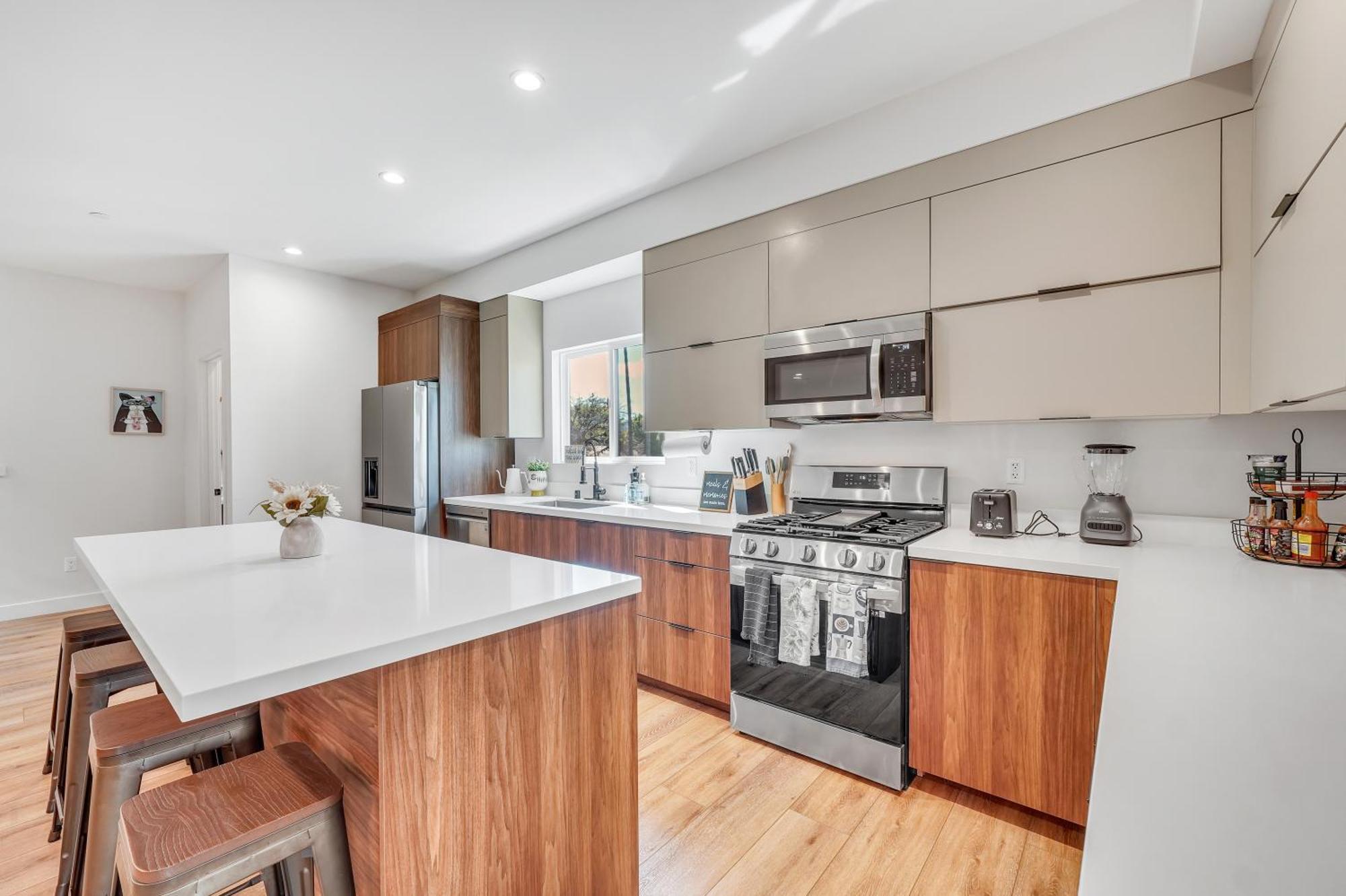 Luxurious Townhome W/3 Master Gated Parking