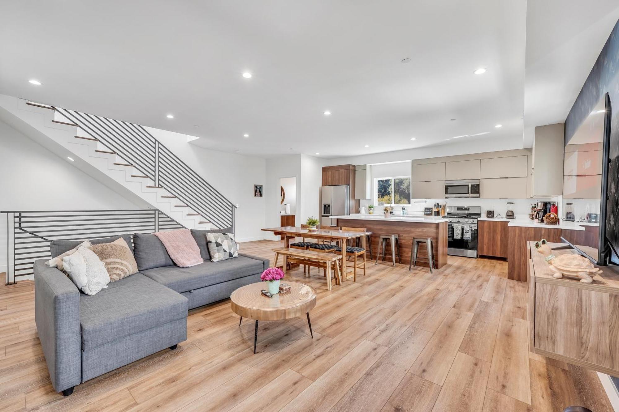 Luxurious Townhome W/3 Master Gated Parking Holiday home Los Angeles